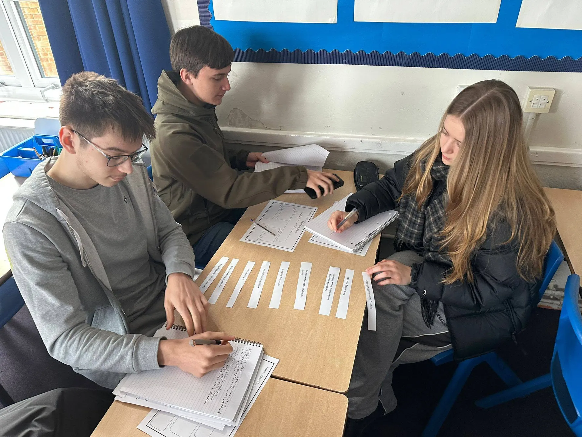 Klasa A-level 1 pracuje w grupach nad „Tangiem” Mrożka
