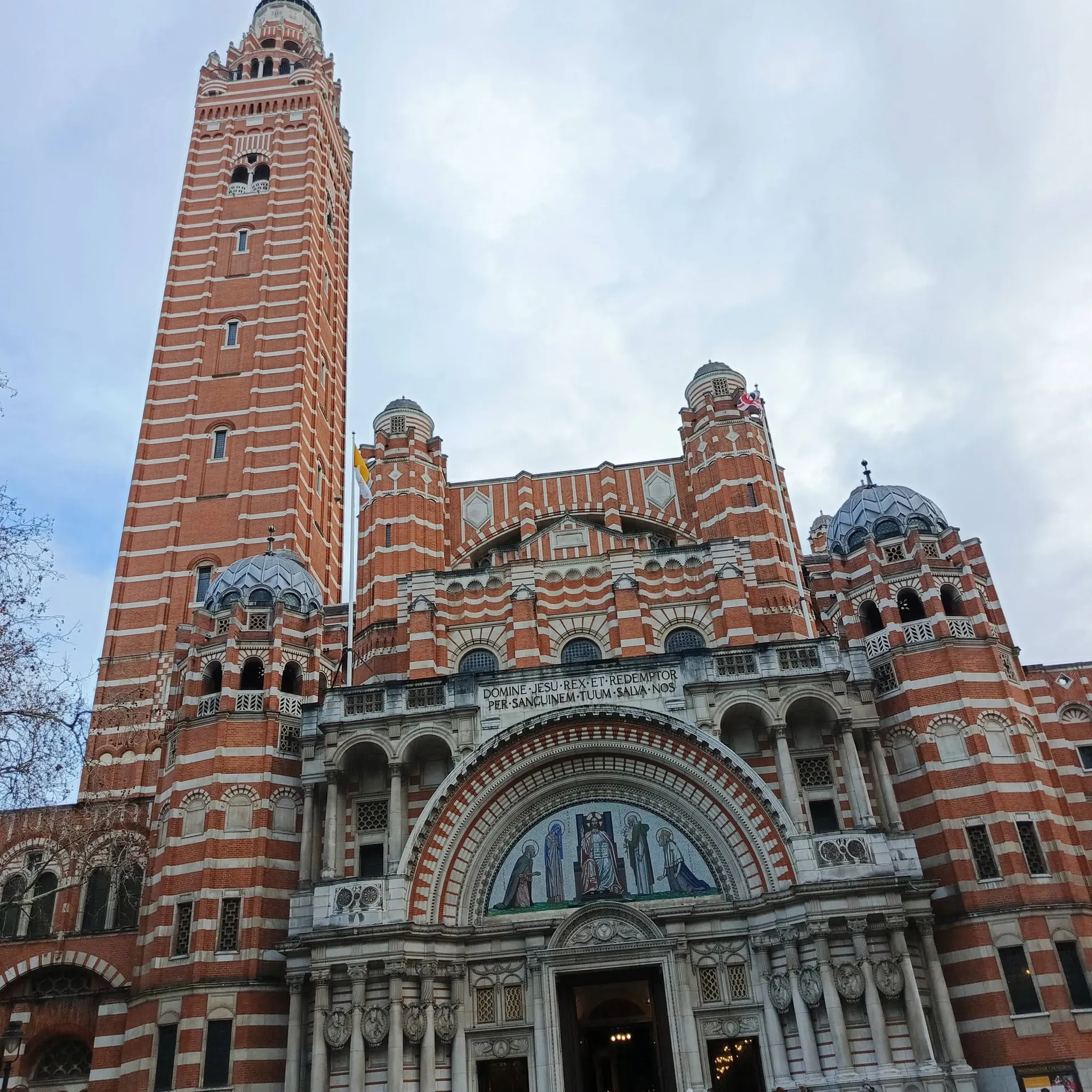 Ceglana fasada Westminster Cathedral w biało-czerwone pasy z wysoką dzwonnicą w Londynie.