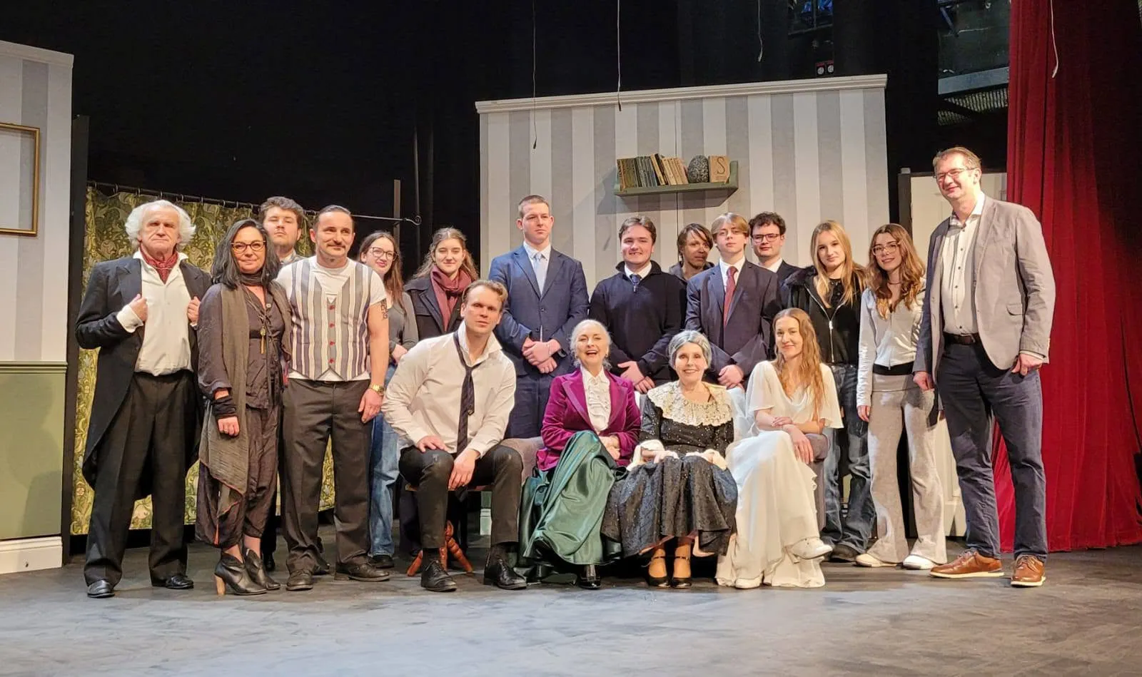 Uczniowie klasy A-level 2 pozują na scenie razem z aktorami spektaklu „Tango” po zakończeniu przedstawienia.